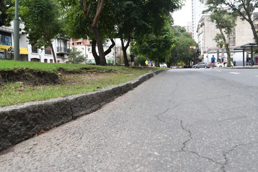 Así se ve hoy el hundimiento sobre la calzada de Bv. Gálvez, casi Sarmiento.