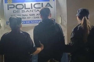 El detenido entre las agentes que lo hicieron en Barrancas. Fotos. Unidad Regional XV.