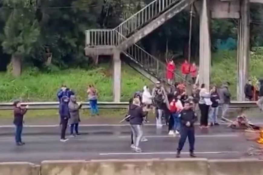 Reclaman la construcción de un puente peatonal derrumbado por un camión en mayo de 2023.