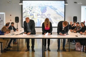 Sanseovich destacó: “Nos gusta esto de trabajar cerca y juntos, de tratar de apoyar lo que nosotros en el Polo creemos que sabemos hacer que tiene que ver con ciencia y tecnología, y tratar de aportar desde nuestro lugar. También tratar de ocupar el lugar que entendemos que la Provincia debe tener en cuanto al liderazgo en ciertas temáticas vinculadas a la ciencia y la cultura. Este convenio refuerza esa voluntad de trabajar juntos”.