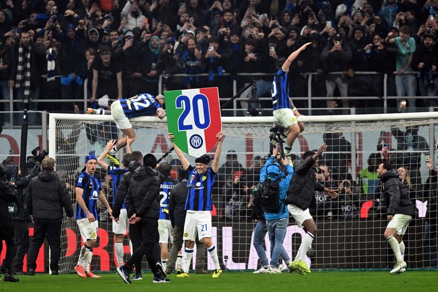 Soccer Football - Serie A - AC Milan v Inter Milan - San Siro, Milan, Italy - April 22, 2024
Inter Milan's Kristjan Asllani celebrate winning their twentieth Serie A title with teammates after the match REUTERS/Daniele Mascolo