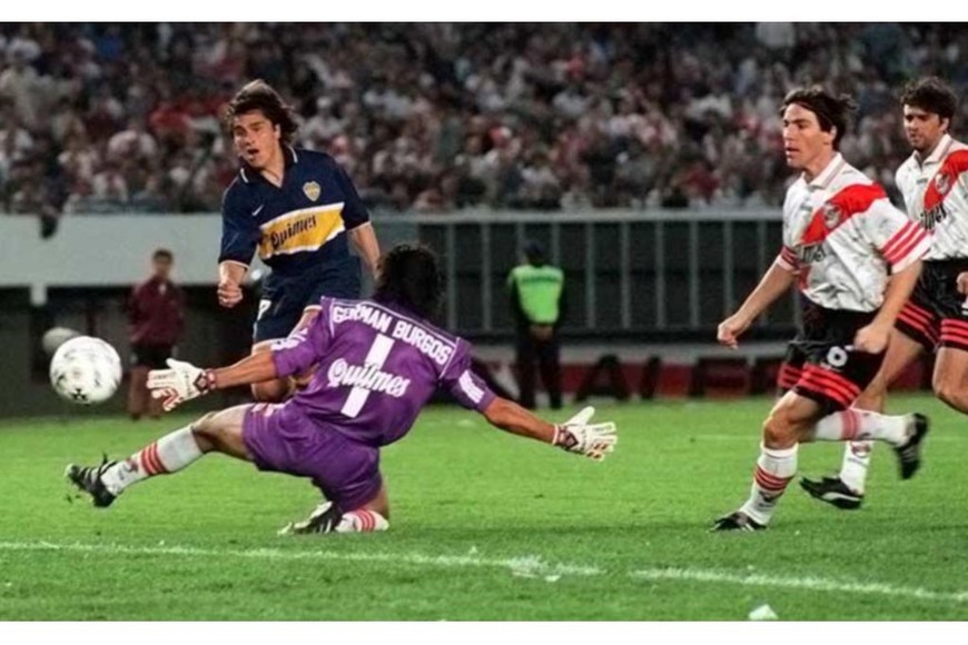 El 25 de octubre de 1997, en el último partido oficial de Diego, el "Huevo" Julio César Toresani marcaba un gol contra River en el Monumental.