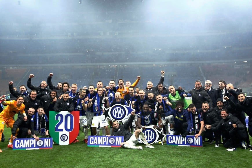 Soccer Football - Serie A - AC Milan v Inter Milan - San Siro, Milan, Italy - April 22, 2024
Inter Milan celebrate winning their twentieth Serie A title after the match REUTERS/Alessandro Garofalo