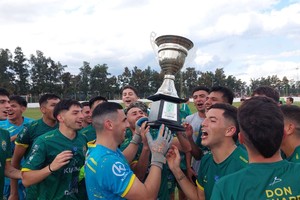 Copa en mano. Atlético Tostado levantó el máximo trofeo y festejó el campeonato con toda su gente. Crédito: Prensa Club Atlético Tostado