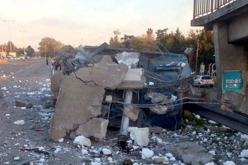 Un camión volcador de una empresa vial derribó un puente peatonal