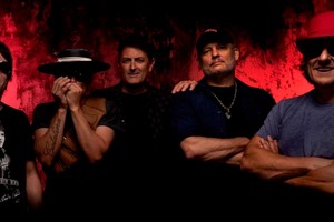 The Polacos 2024, formación ampliada: Alejandro Río (guitarra) y Oscar “Luli” Gauna (armónica), junto a Claudio Vaschetto (bajo), Héctor “Toto” Santisteban en guitarra y voz y Fabián “Nene” Broin (batería).