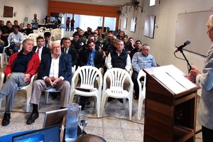Durante su exposición, apoyada con gráficos,  el Dr. Claudio Stampalia, comenzó diciendo que “el tema requiere abrir la mente de la dirigencia política porque la inseguridad es un problema social y comunitario que requiere cogestión con el Estado, por eso es fundamental el compromiso de los gobiernos locales”.