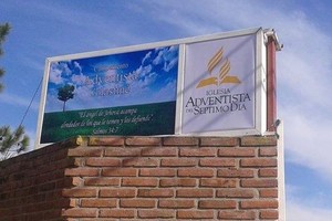 Además del robo los malvivientes causaron destrozos en el lugar.