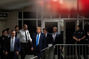 Donald Trump saliendo este lunes de la Corte de Nueva York. Foto: Reuters