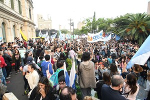La muchedumbre se concentró por bulevar Pellegrini y ocupó cuadras de calles transversales. Cr+édito: Manuel Fabatía