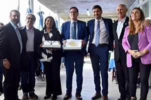 “Tenemos que procurar vivir en una sociedad más igualitaria y la educación es la única herramienta que nos puede igualar. Así que trabajemos mucho y saquemos Santa Fe adelante”.