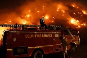 Varias dotaciones de bomberos intentan controlar las llamas pero sin mitigar el fuego. Créditos: Reuters