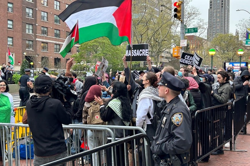 Personas participan en una protesta en apoyo a Palestina a las afueras de la Universidad de Columbia, en Nueva York.