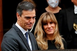 El Jefe de Gobierno de España, Pedro Sánchez, y su esposa María Begoña Gómez Fernández. Foto: REUTERS / Remo Casilli.