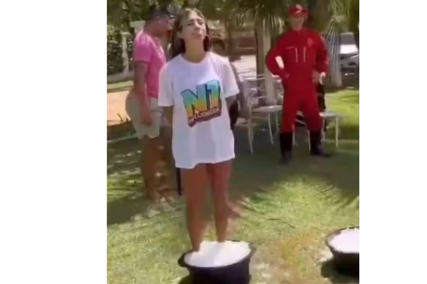 Sumergen los pies en baldes llenos de hielo y sal durante 15 minutos.