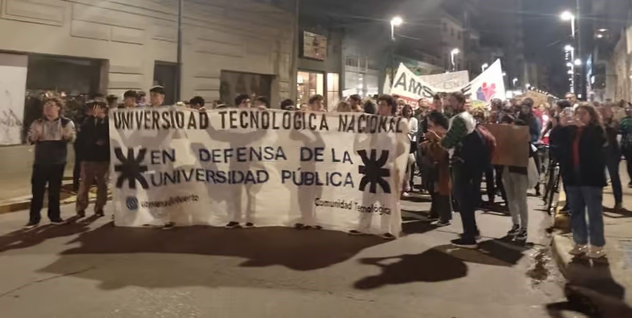 Venado Tuerto marchó por las calles en apoyo al reclamo universitario