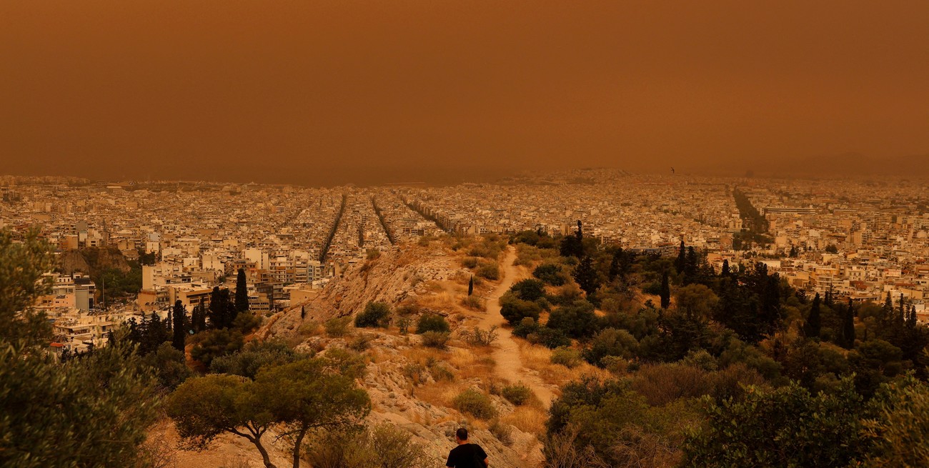 En imágenes: imponentes nubes de arena cubrieron el cielo de Atenas de color naranja