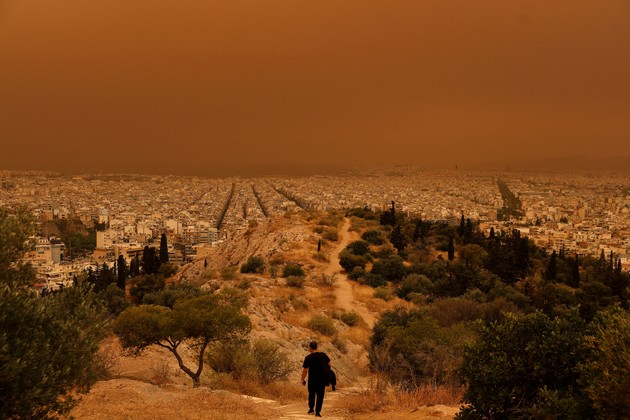 En imágenes: imponente nubes de arena cubrieron el cielo de Atenas de color naranja