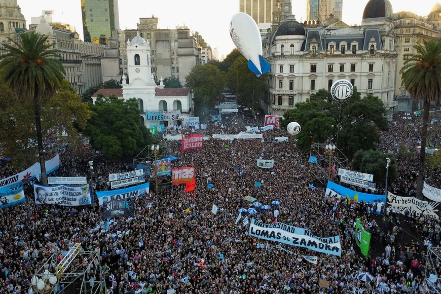 Una multitud defendió el valor de la educación pública y al drástico recorte presupuestario