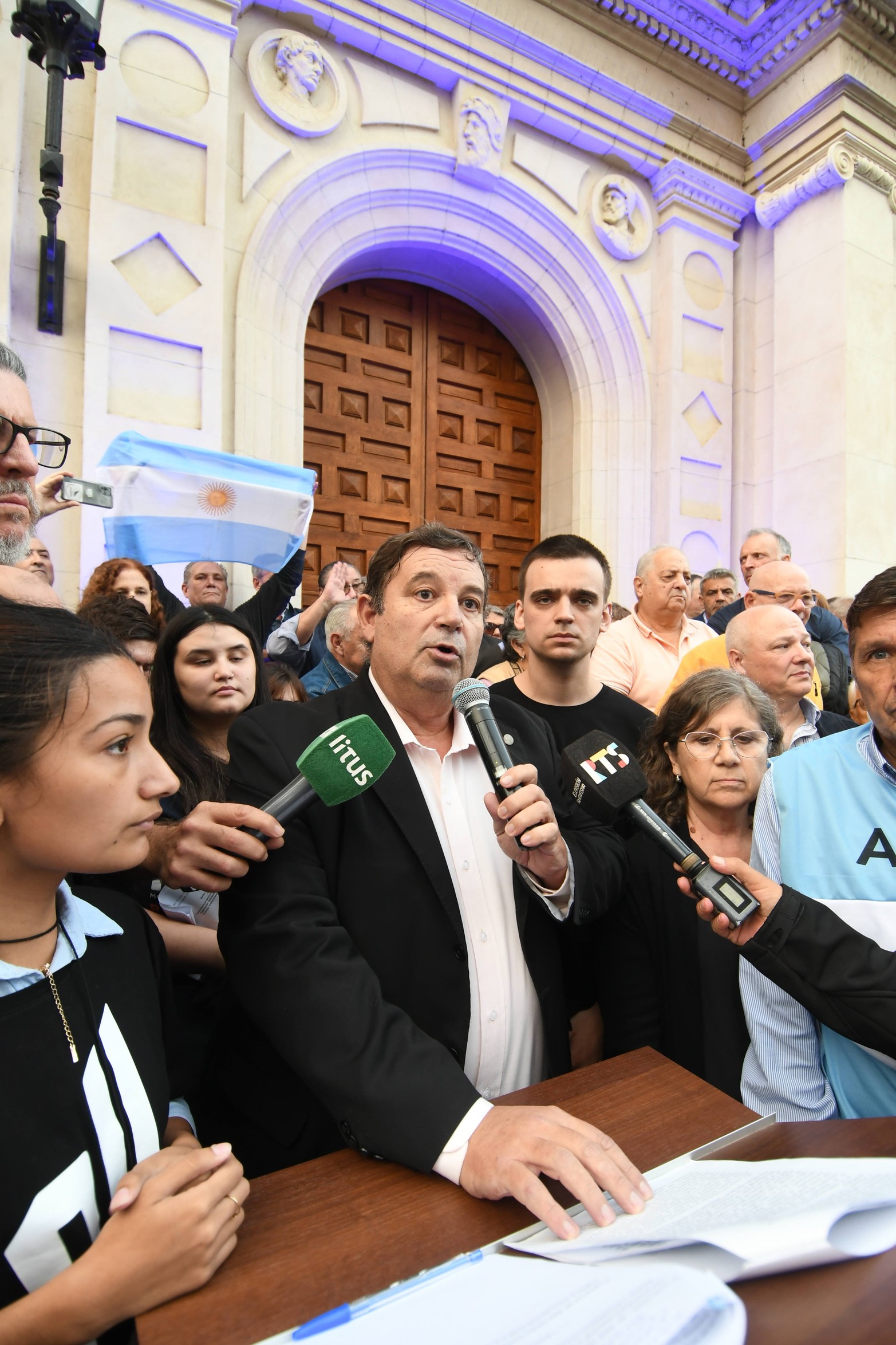 Masiva concentración y abrazo simbólico en defensa de la universidad pública en Santa Fe