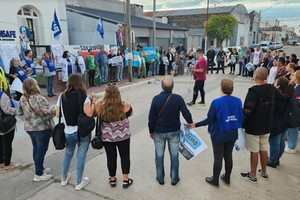Concentración frente al local departamental de Amsafé. Crédito: Coronda Registrada.