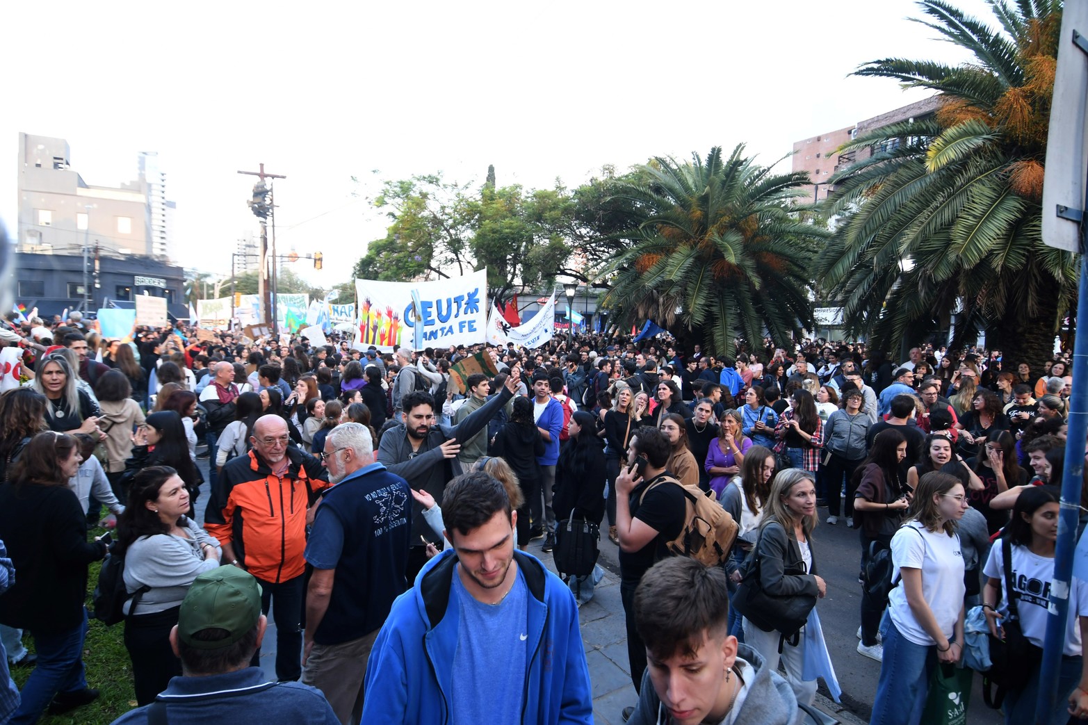 Masiva concentración y abrazo simbólico en defensa de la universidad pública en Santa Fe