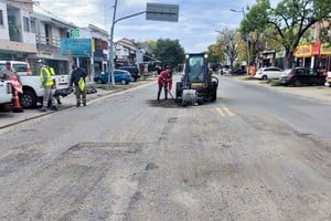 Vialidad Nacional dispone de una cuadrilla de trabajadores y equipos viales, mientras que la Municipalidad de Santo Tomé colabora con la entrega de material de concreto asfáltico en frío para los arreglos. Foto: Gentileza Vialidad