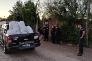 Los tres hombres detenidos, de 53, 46 y 24 años, fueron trasladados a la sede de la Comisaría 7ª de San Lorenzo y se les formó causa judicial por encubrimiento.