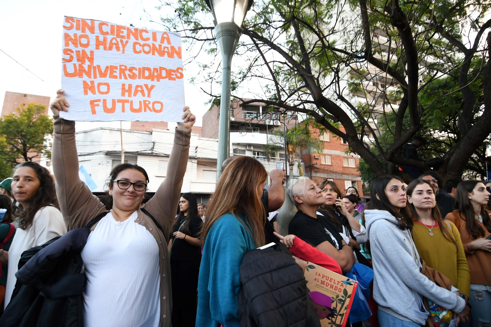 Masiva concentración y abrazo simbólico en defensa de la universidad pública en Santa Fe