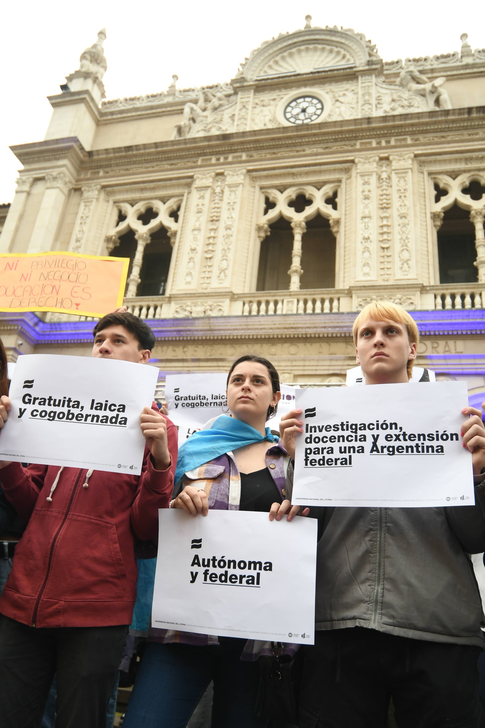 Masiva concentración y abrazo simbólico en defensa de la universidad pública en Santa Fe