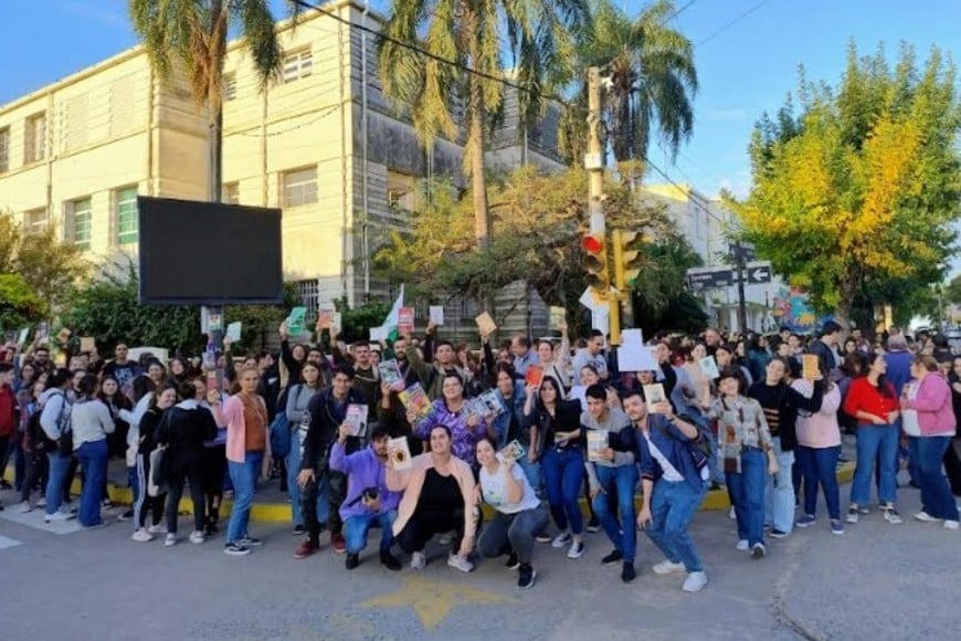 Una foto emblemática: estudiantes, ciudadanos en general y docentes en la marcha en Coronda y detrás, la mítica ex Escuela Normal de Maestros Rurales. Crédito: Nicolás Acosta.