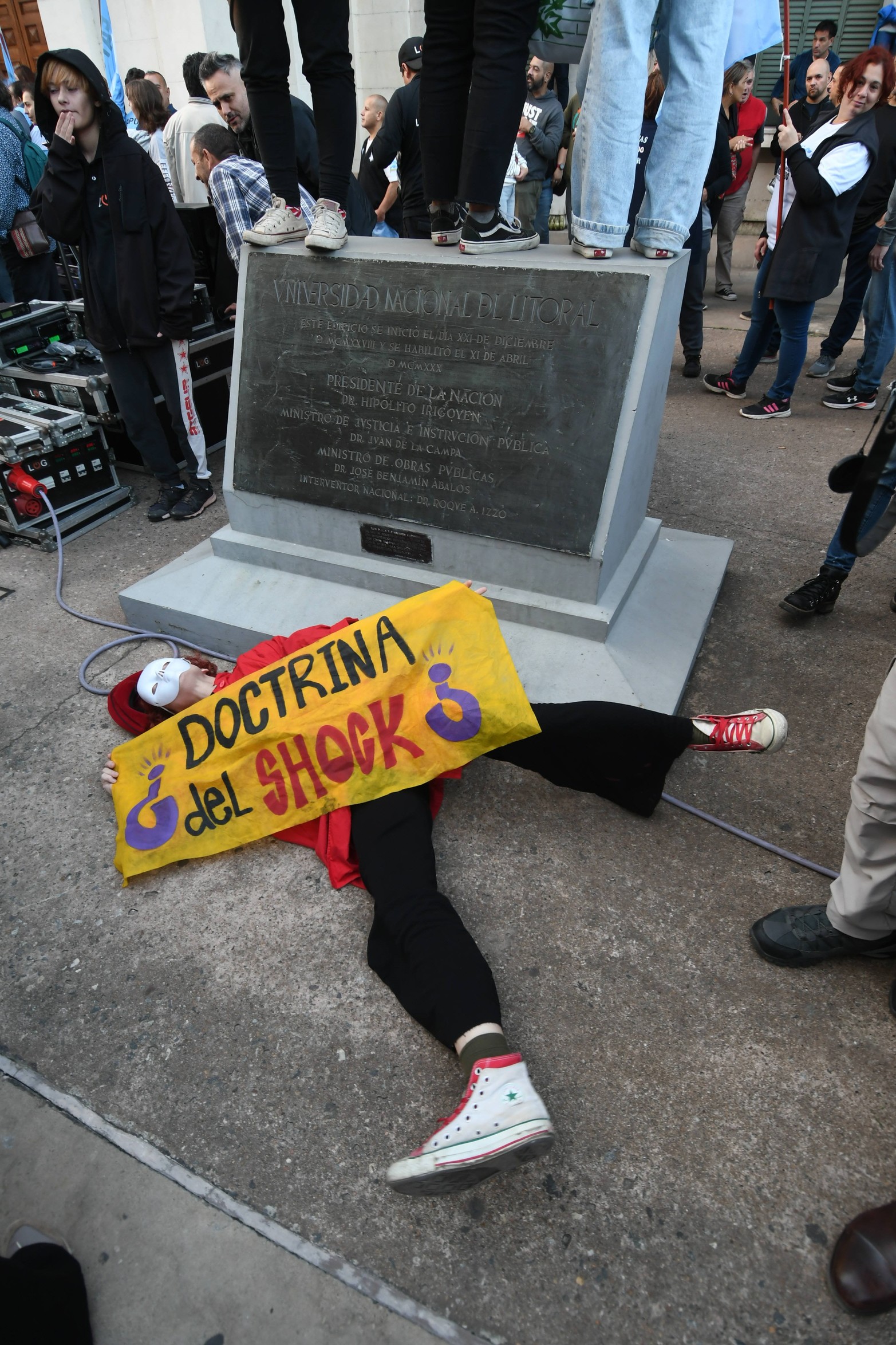 Masiva concentración y abrazo simbólico en defensa de la universidad pública en Santa Fe