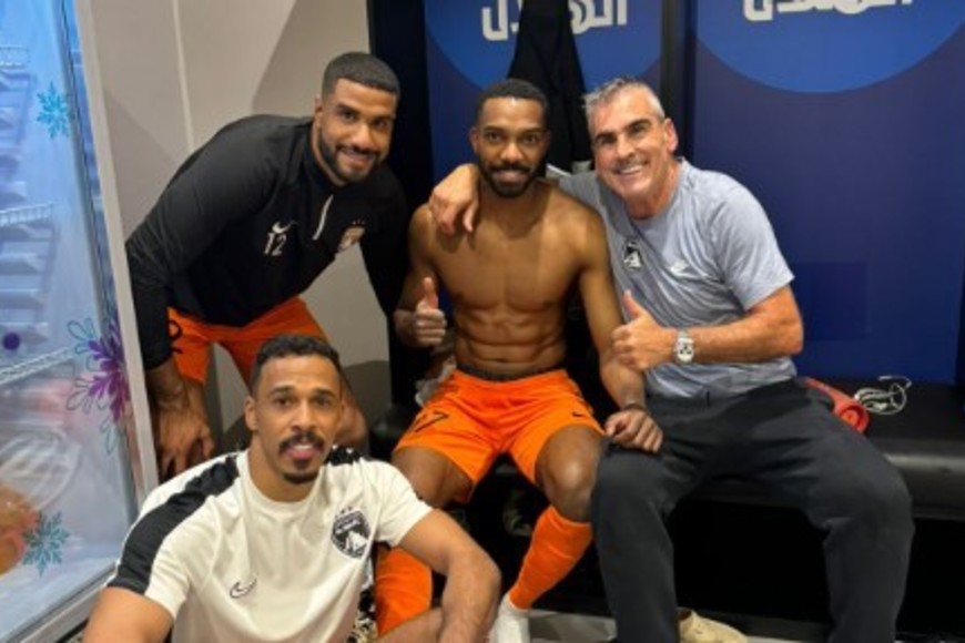 Con sus discípulos. El santafesino Gustavo Nepote entrena a los arqueros de la primera división del Al-Ain. El Litoral