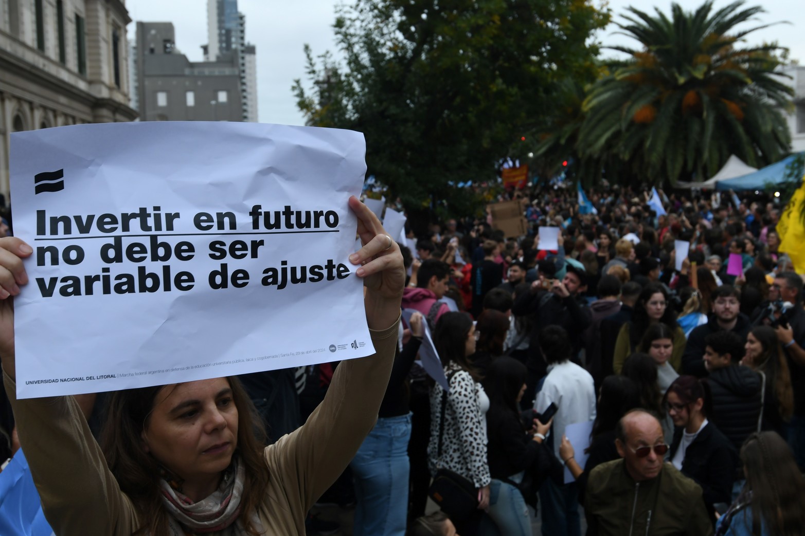 Masiva concentración y abrazo simbólico en defensa de la universidad pública en Santa Fe