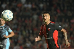 Abrieron la puerta y se metió. Braian Guille, a quien Iván Delfino va llevando "de a poco", empezó a mostrar credenciales con la camiseta de Colón. Crédito: Mauricio Garín