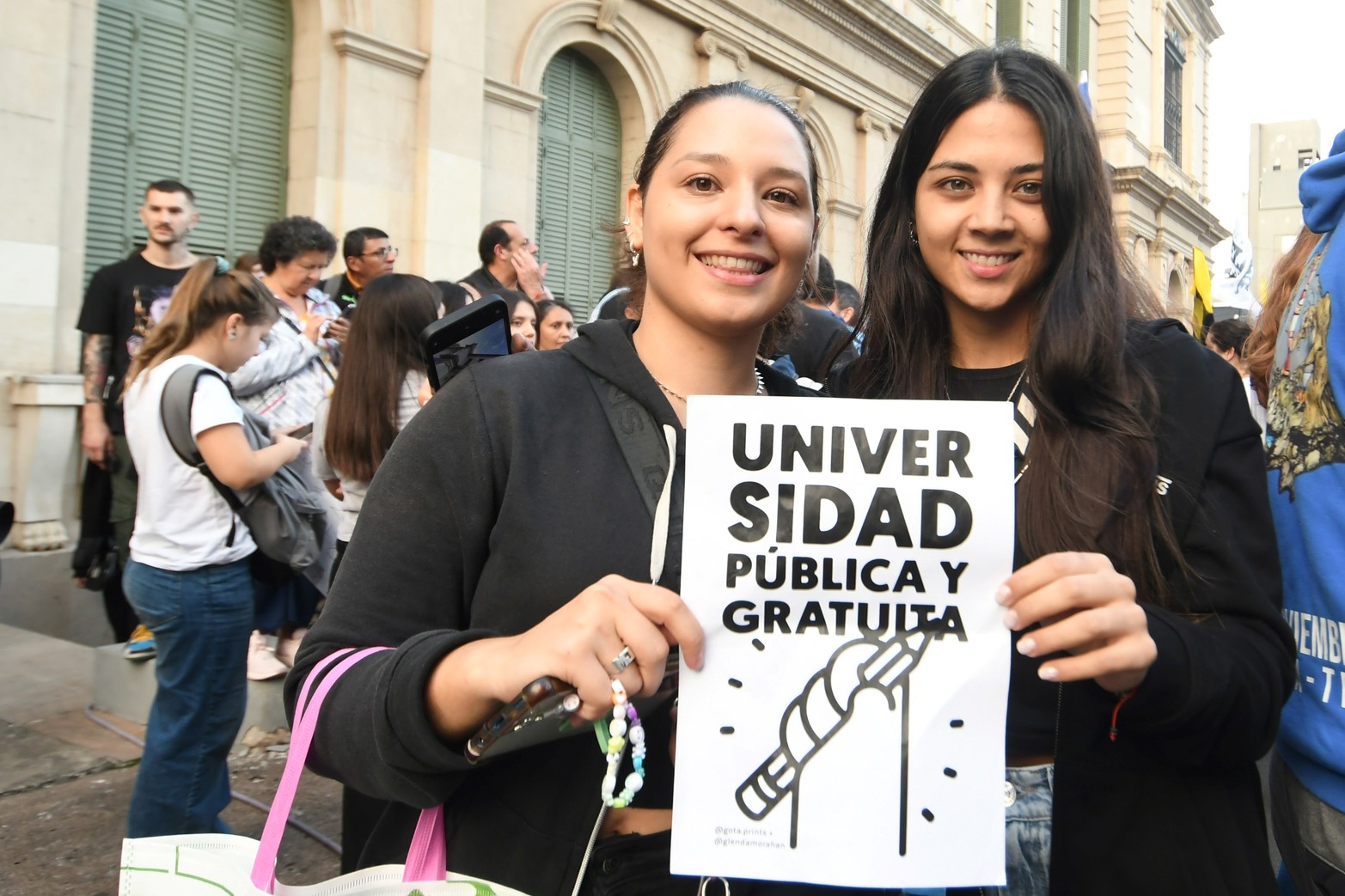 Masiva concentración y abrazo simbólico en defensa de la universidad pública en Santa Fe