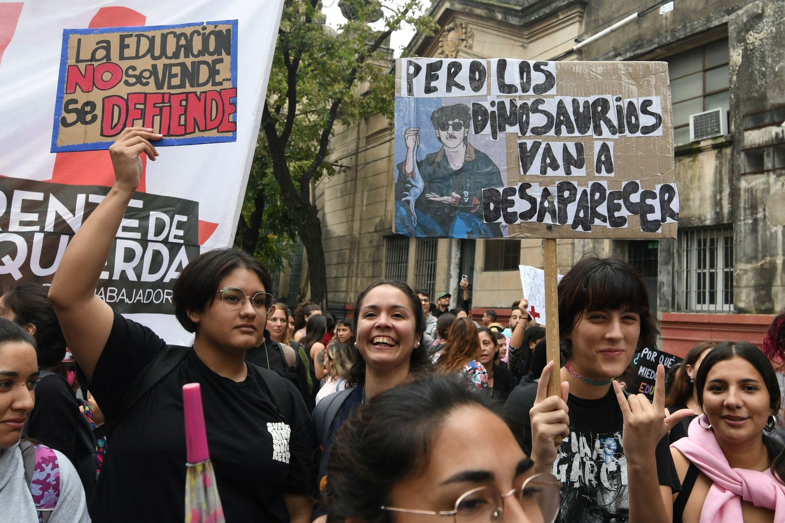 Masiva concentración y abrazo simbólico en defensa de la universidad pública en Santa Fe