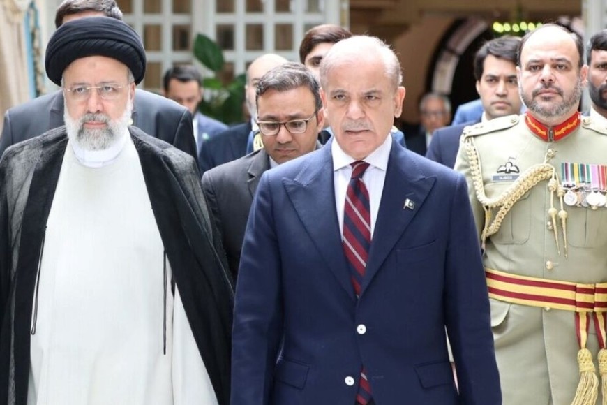 Ahmad Vahidi (derecha), acompañando a Ebrahim Raisi (izquierda) en su visita a Shehbaz Sharif (centro), primer ministro de Pakistán.