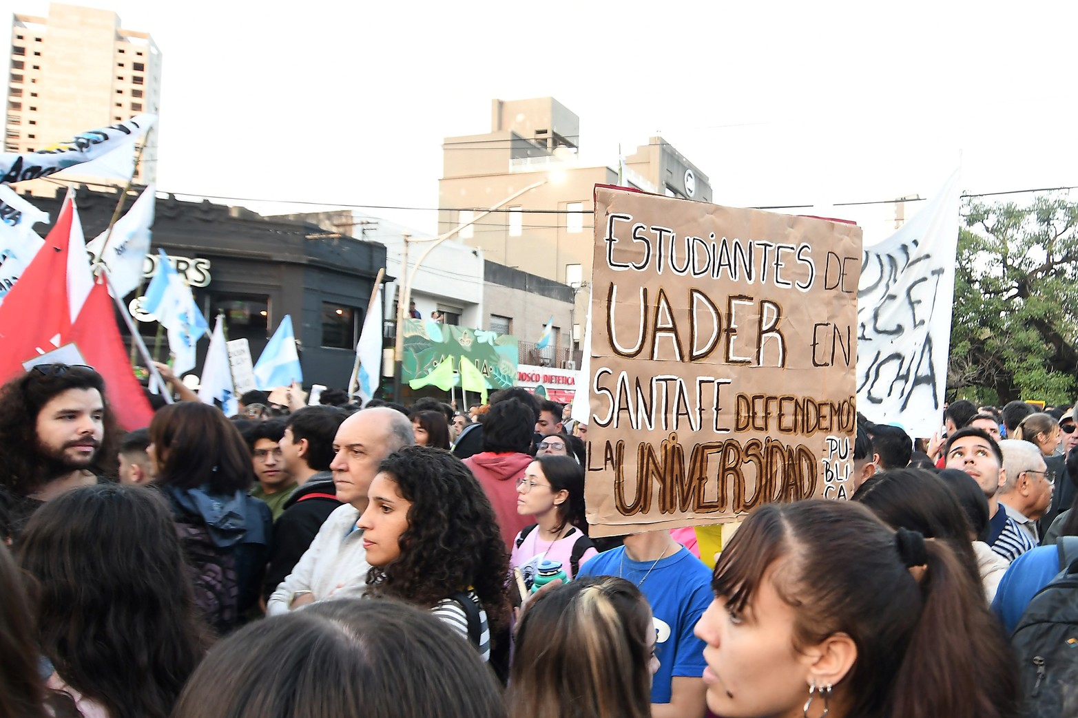 Masiva concentración y abrazo simbólico en defensa de la universidad pública en Santa Fe