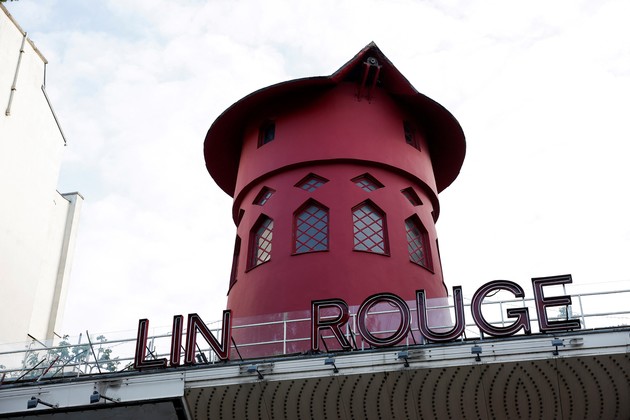 Cayeron las aspas del mítico Moulin Rouge de París