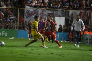 El Kily y esa manera tan particular de sentir los partidos como si estuviera jugándolos. Acá observa a su capitán, Corvalán, en el partido que Unión le ganó a Boca sobre el final en Santa Fe. Manuel Fabatía 