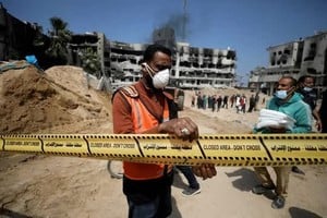 Gaza: un hombre aísla el área mientras los rescatistas y médicos buscan cadáveres dentro del dañado Hospital Al Shifa. Dawoud Abu Alkjas / Reuters 