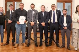 En la oportunidad se realizó la firma de convenios con municipios y comunas de la provincia para la construcción de aulas, en el marco del programa Mil Aulas, que se enmarca en el Programa Abre Escuelas, política pública que demandará una inversión superior a los 100.000 millones de pesos.