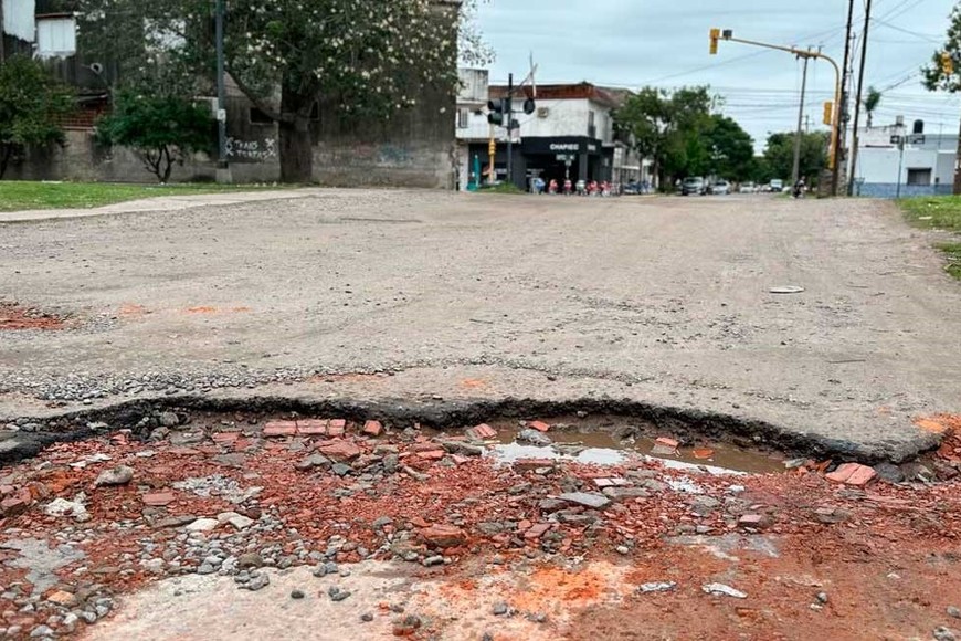 La apertura de la calle sirvió para descongestionar Salvador del Carril pero el mal estado complica el tránsito. Foto: Fernando Nicola