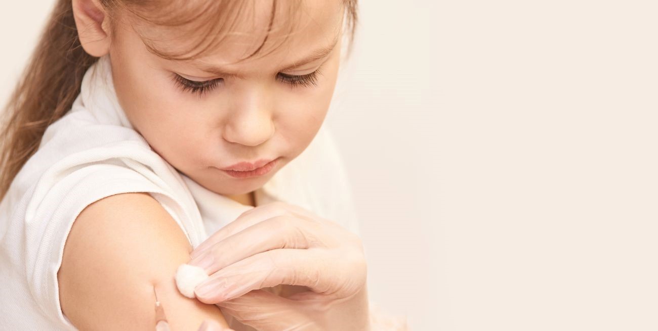 Ordenan vacunar a una niña cuyos padres no creen en la vacunación