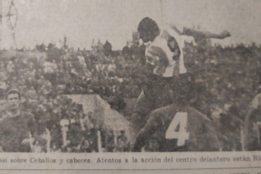 Imagen del partido, el que cabecea es el Tanque Rojas y Ríos es el que está mirando la jugada.