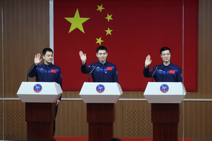 (240424) -- JIUQUAN, 24 abril, 2024 (Xinhua) -- Ye Guangfu (c), Li Cong (d) y Li Guangsu (i), los tres astronautas chinos de la próxima misión de vuelo espacial Shenzhou-18, se reúnen con la prensa en el Centro de Lanzamiento de Satélites de Jiuquan, en el noroeste de China, el 24 de abril de 2024. (Xinhua/Jin Liwang) (jg) (da) (vf)