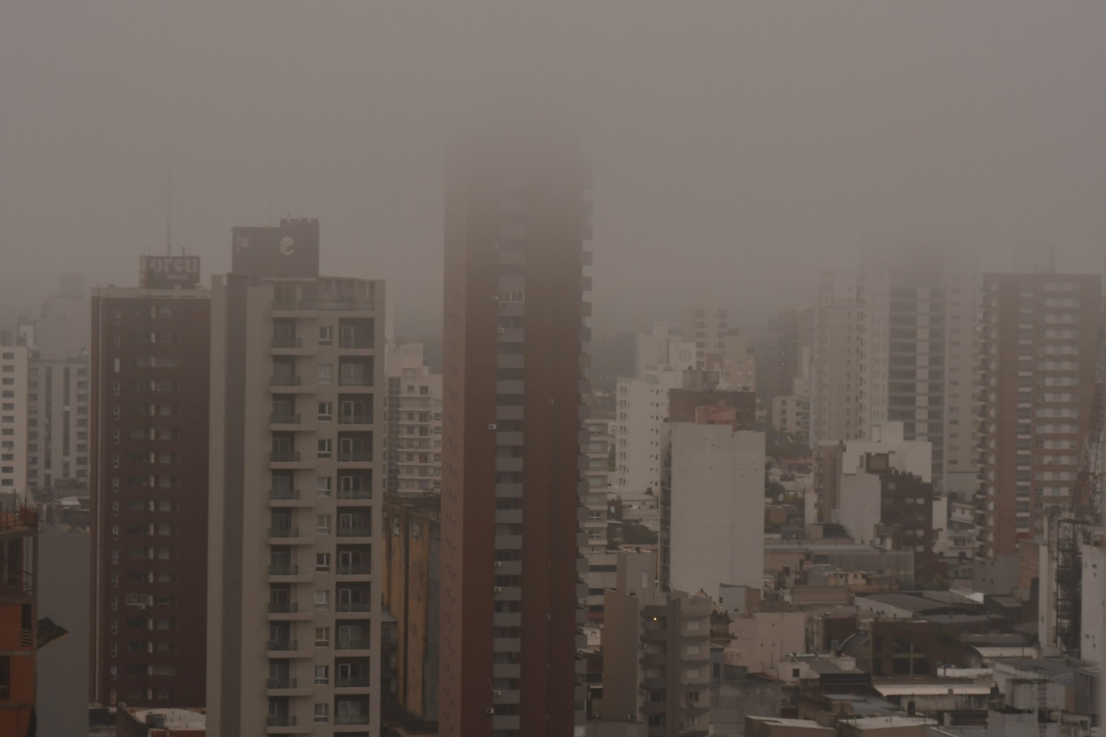 El viernes amaneció con una densa niebla que tapa la ciudad.