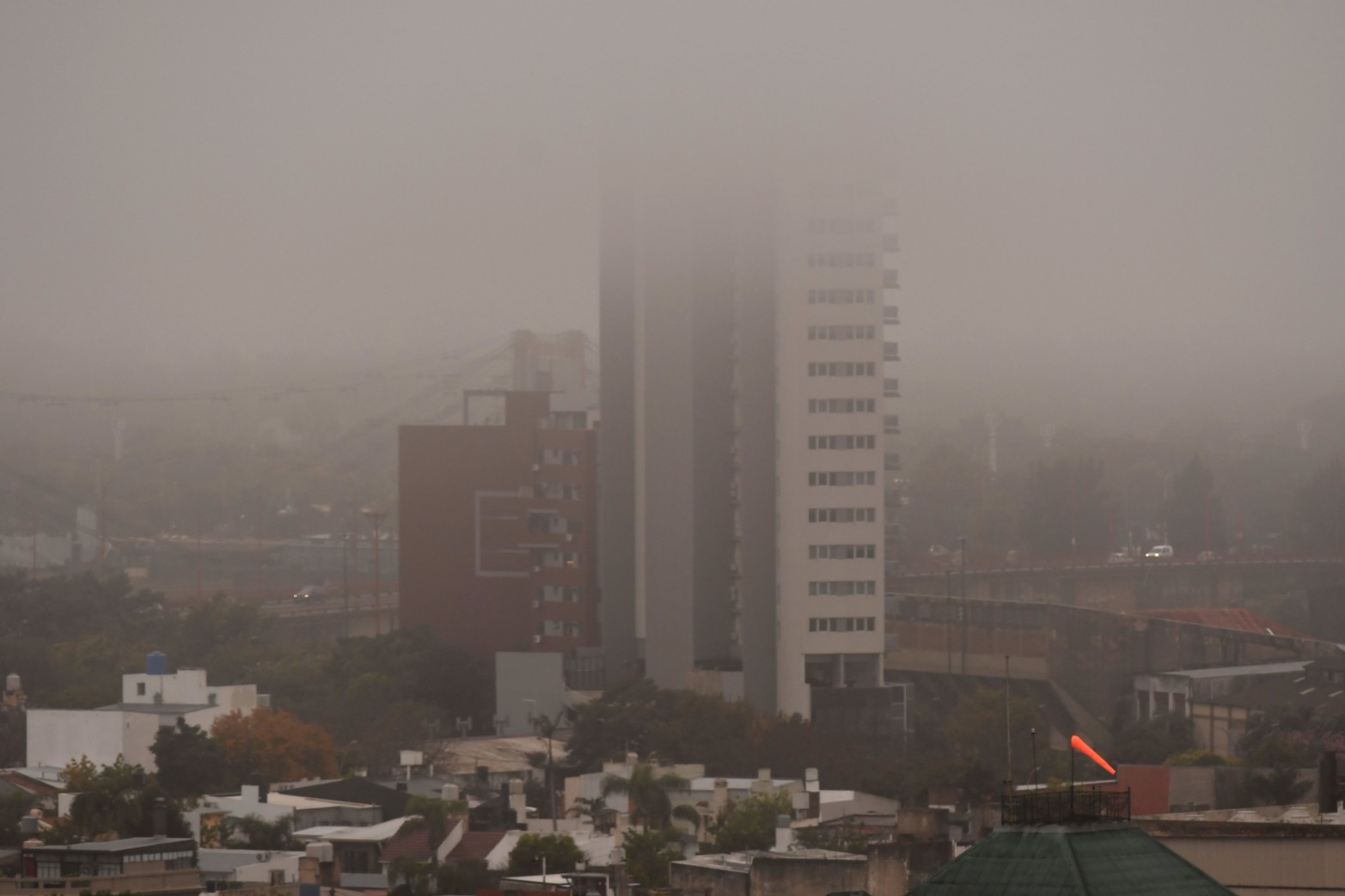 El viernes amaneció con una densa niebla que tapa la ciudad.