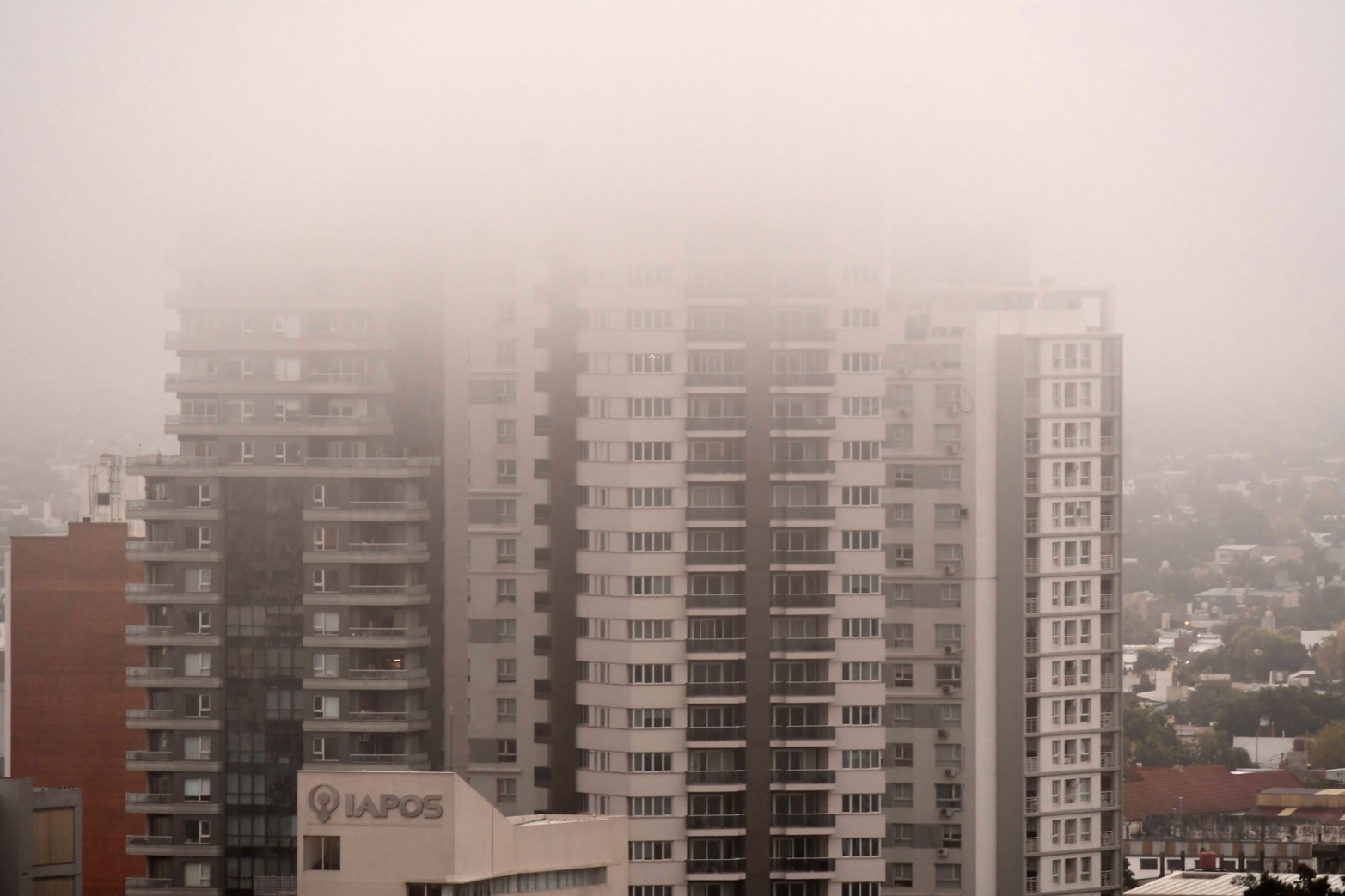 El viernes amaneció con una densa niebla que tapa la ciudad.